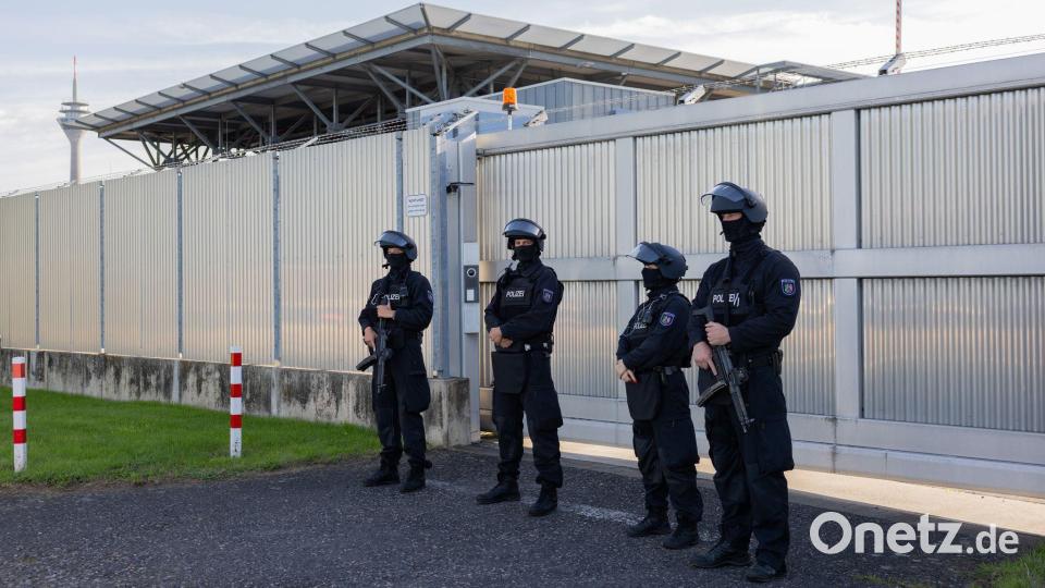 Scharfe Sicherheitsvorkehrungen am Prozessgebäude. Bild: Rolf Vennenbernd/dpa
