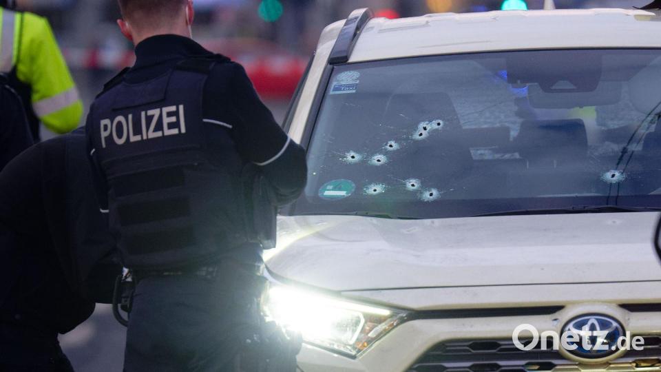 Zehn Einschusslöcher: Das Taxi am Tatort. (Archivbild) Bild: Henning Kaiser/dpa