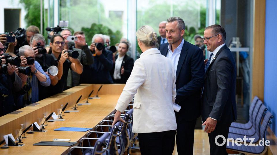 Bei der sogenannten Wahlnachlese der AfD in Berlin am Tag nach der Landtagswahl in Sachsen-Anhalt herrscht Riesenandrang. Bild: Bernd von Jutrczenka/dpa
