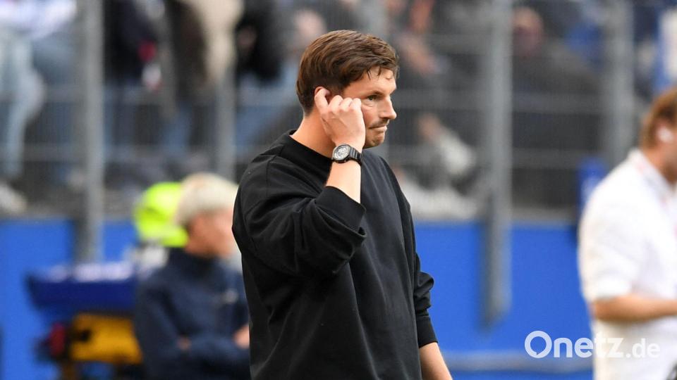 Hatte nach dem 0:5 des HSV andere Sorgen, als sich um seinen Ex-Spieler Ransford Königsdörffer zu kümmern: Trainer Merlin Polzin. Bild: Daniel Bockwoldt/dpa