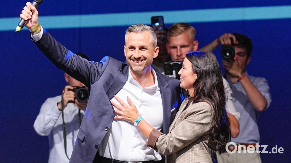 AfD-Spitzenkandidat Ulrich Siegmund lässt sich feiern. Bild: Michael Kappeler/dpa