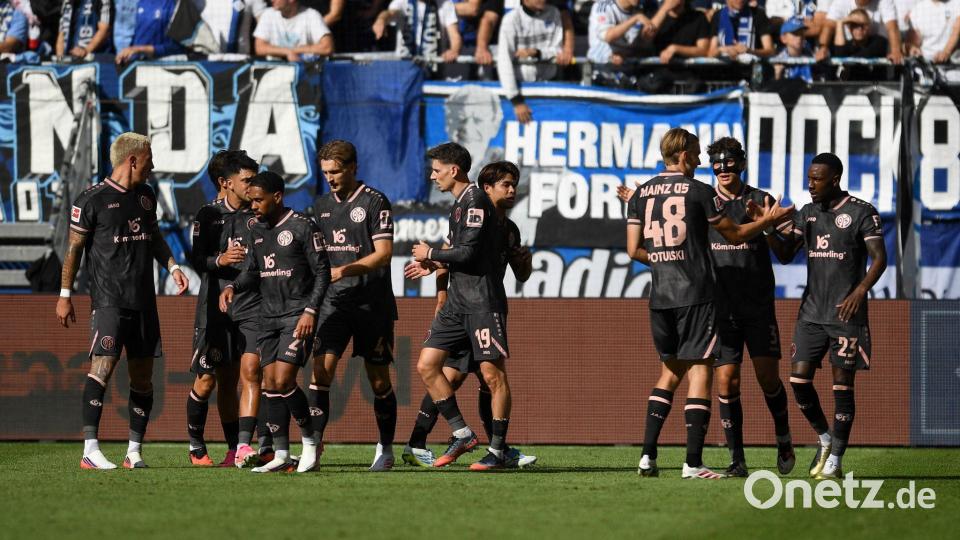Die Mainzer hatten im Volksparkstadion allen Grund zum Jubeln. Hier feiern sie das 1:0 dudch Sheraldo Becker (r). Bild: Daniel Bockwoldt/dpa