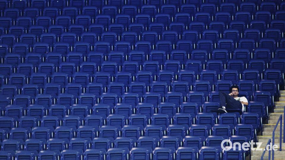 Auf der Tribüne kann es am frühen Morgen schon einmal einsam werden. Bild: Adam Hunger/FR110666 AP/AP/dpa