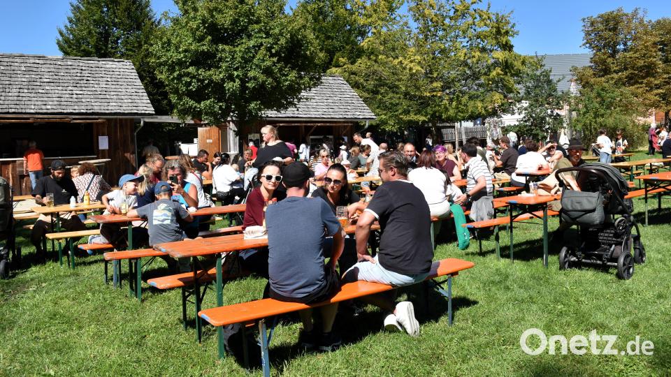Während die Kinder sich mit Spielen austobten, genossen die Eltern den schönen Spätsommertag auf den Bierbänken bei Kaffee und Kuchen oder einer deftigen Brotzeit. Bild: Ulla Britta Baumer