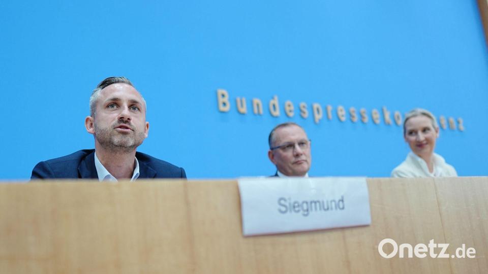 AfD-Spitzenkandidat Ulrich Siegmund versucht Abgeordnete anderer Parteien auf die Seite der AfD zu ziehen, damit es für die erste AfD-Regierungsmehrheit in einem Bundesland reicht. Die AfD-Chefs Alice Weidel und Tino Chrupalla erhoffen sich dadurch einen Schub für ihre Partei auch im Bund. Bild: Kay Nietfeld/dpa