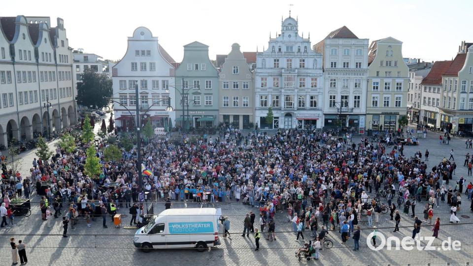 In Rostock sagen mehr als 500 Menschen für Vielfalt, Zusammenhalt und Kunstfreiheit. Bild: Bernd Wüstneck/dpa