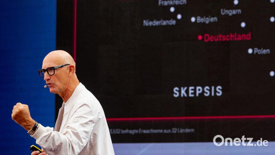 Telekom-Chef Tim Höttges warnt vor Pessimismus beim Thema KI. Bild: Henning Kaiser/dpa