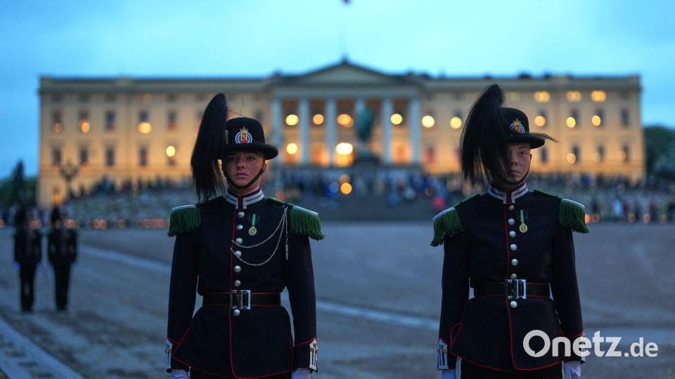 Am Schloss in Oslo wird alles für das Staatsbegräbnis vorbereitet. Bild: Markus Schreiber/AP/dpa