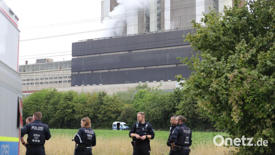Polizisten sind in der Nähe des Kraftwerks Weisweiler im Einsatz. Bild: Sascha Thelen/dpa