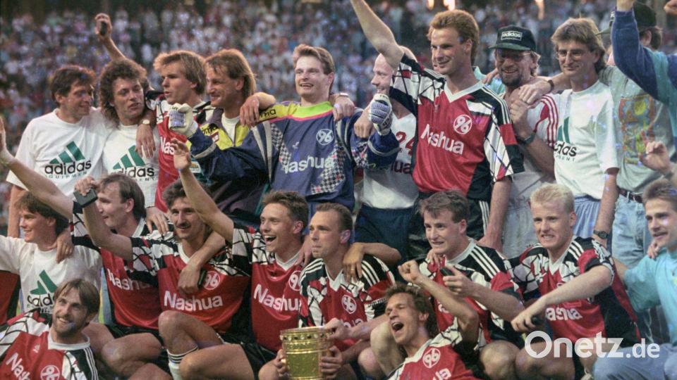 Im Jahr 1992 gewann Hannover 96 den DFB-Pokal, als bislang einziger Zweitligist. Jörg Sievers hielt als 96-Torwart die entscheidenden Elfmeter. (Archivbild) Bild: Peter Kneffel/dpa