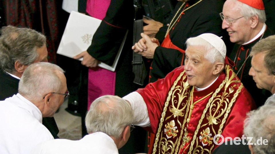 In Freising traf der Papst 2006 auch bekannte Gesichter. (Archivbild) Bild: picture-alliance/ dpa