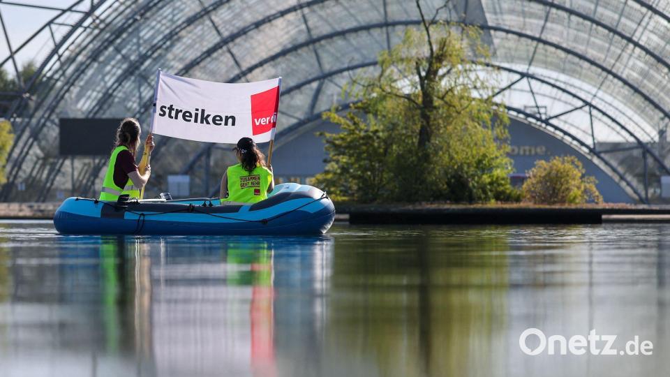 Leipzig: „Wir streiken“ auf dem Wasser – Messe-Beschäftigte setzen vor Glashalle ein Zeichen Bild: Jan Woitas/dpa