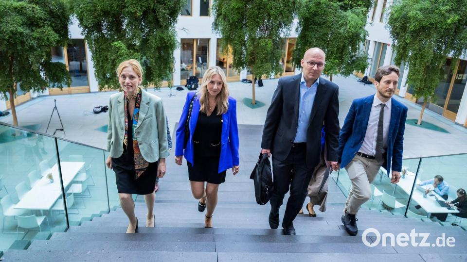 Bundesbildungsministerin Karin Prien und die Präsidentin der Bildungsministerkonferenz, Anna Stolz, zeigten sich beunruhigt, aber nicht überrascht von den Pisa-Ergebnissen. Bild: Christoph Soeder/dpa
