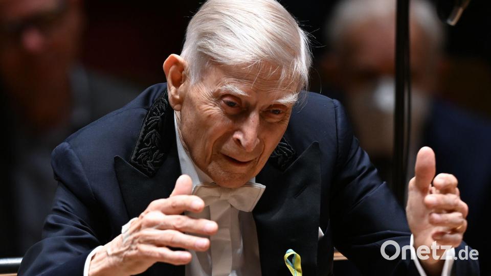 Dirigent Herbert Blomstedt will seinen 100. Geburtstag nächstes Jahr in Leipzig feiern. (Archivbild) Bild: Hendrik Schmidt/dpa