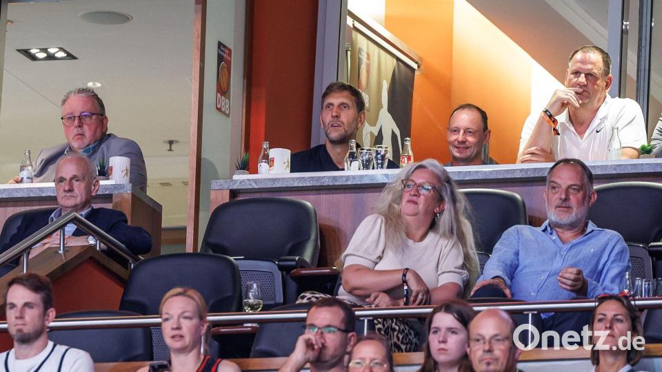 Dirk Nowitzki sah die Partie in der Loge. Bild: Andreas Gora/dpa