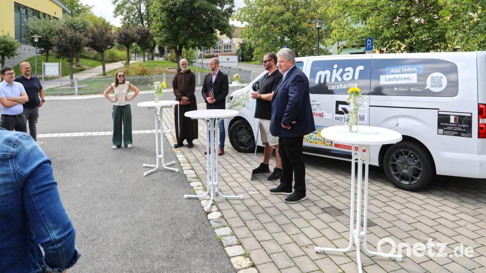 Mit auf dem Bild sind (von rechts) Bürgermeister Bernhard Schmidt und der Vertreter der mikar GmbH & Co. KG, Andreas Cerveny sowie Vertriebsleiterin Tina Krieger (5. von rechts). Bild: Jochen Neumann