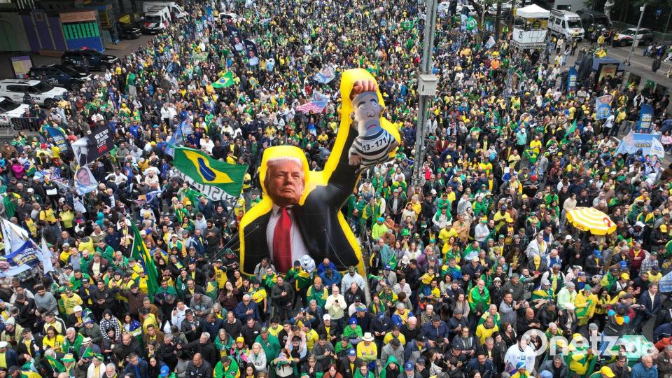 Trump im brasilianischen Wahlkampf: Anhänger des Oppositionskandidaten Bolsonaro glorifizieren den US-Präsidenten. Bild: Andre Penner/AP/dpa