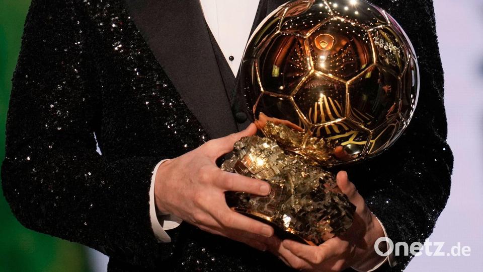 Der Goldene Ball ist im Profifußball ein Prestigepreis. (Archivbild) Bild: Christophe Ena/AP/dpa