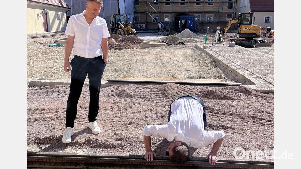Der neue Museumsleiter Dr. Matthias Schöberl hört schon mal genau hin: Im Innenhof von Schloss Theuern nimmt die historische Grubenbahn bald wieder Fahrt auf. Tourismus-Chef Hubert Zaremba (links) ist auch mit von der Partie. Bild: Christine Hollederer