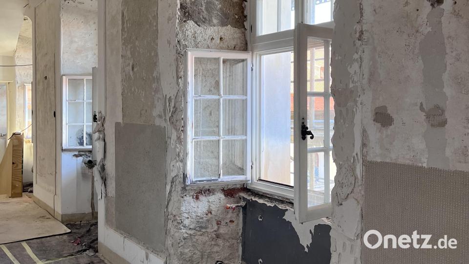 Nicht nur im Innenhof wird fleißig gearbeitet. Auch im Hammerherrenschloss sind die Bauarbeiten deutlich erkennbar. Bild: Christine Hollederer