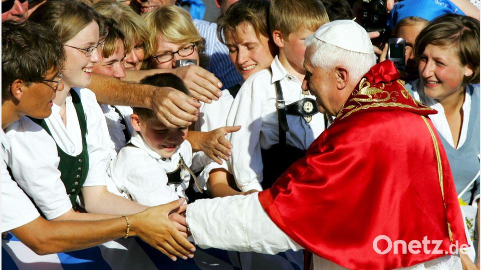 Der Papst schüttelte bei seinem Bayern-Besuch viele, viele Hände. (Archivbild) Bild: picture-alliance/ dpa