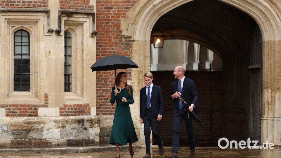 Im Nieselregen stapfte Prinz George durch einen Innenhof des ehrwürdigen Eton-College. Bild: Adrian Dennis/PA Wire/dpa