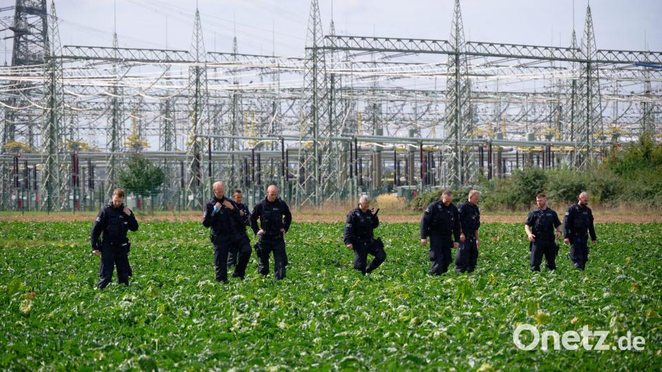 Nach dem Angriff auf die Stromleitungen am Kraftwerk Bergheim bei Köln suchten Polizisten nach Beweisen. Bild: Henning Kaiser/dpa