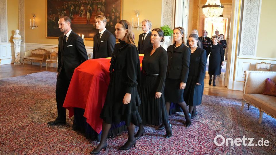 In einer feierlichen Prozession hatten die Kinder und Enkel des norwegischen Monarchen dessen Sarg vergangene Woche durch das Osloer Schloss in die Schlosskapelle getragen. (Archivbild) Bild: Ole Berg-Rusten/NTB Scanpix/AP/dpa
