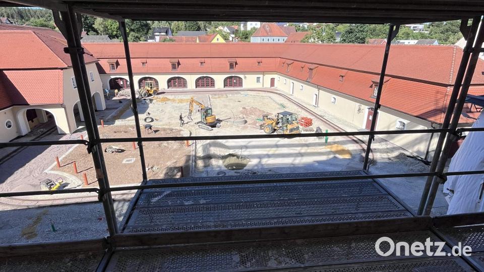 Ein Blick aus dem Hammerherrenschloss Theuern über das Gerüst hinweg in den Innenhof des Kultur-Schlosses Theuern. Bild: Christine Hollederer