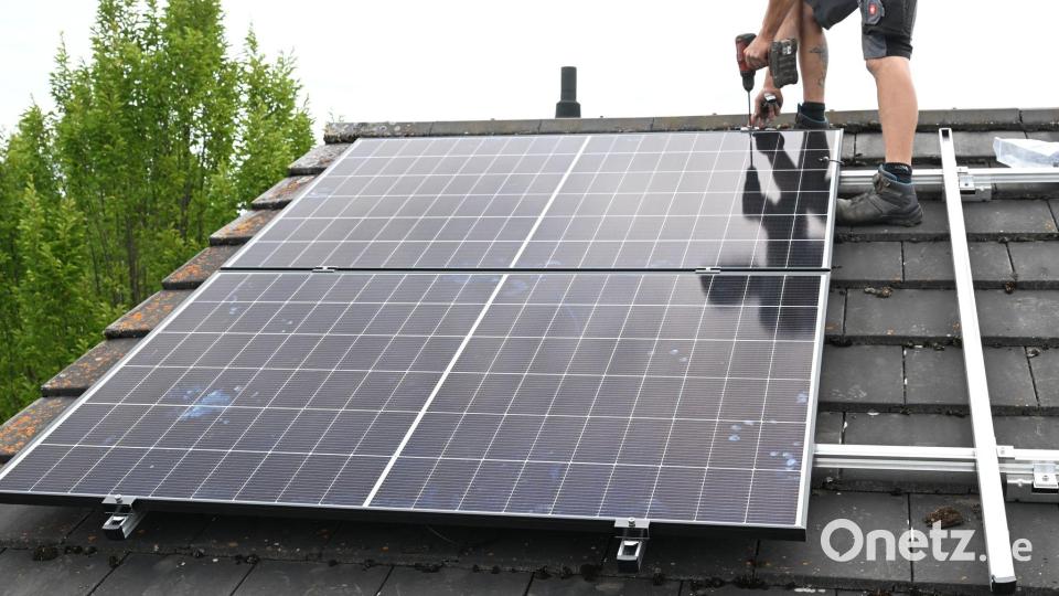 Viele Hausbesitzer haben sich eine Photovoltaikanlage aufs Dach montieren lassen, der Staat fördert dies allerdings nicht mehr so wie in früheren Jahren. (Archivbild) Bild: Bernd Weißbrod/dpa