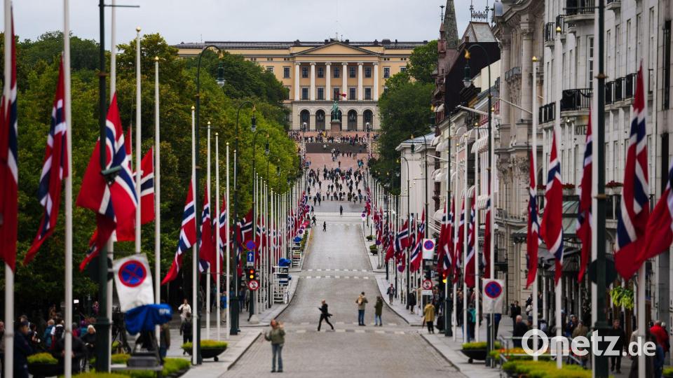 Alle Flaggen auf Halbmast für König Harald V.: Die Beisetzung steht kurz bevor. Bild: Markus Schreiber/AP/dpa