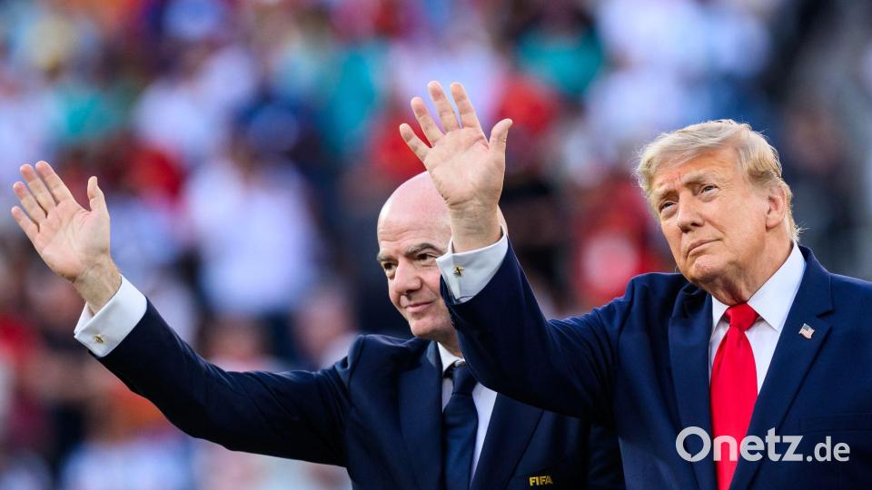 Die große Nähe zu Donald Trump (r) wird bei Gianni Infantino stark kritisiert. (Archivbild) Bild: Tom Weller/dpa