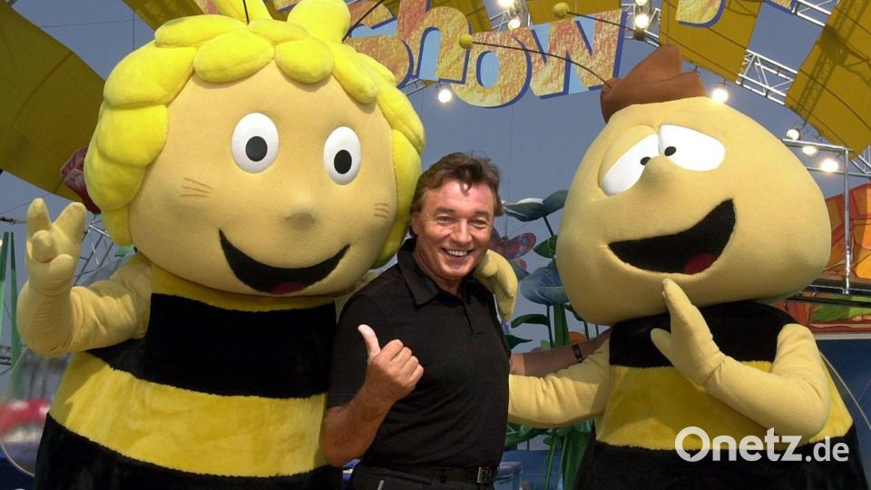 Foto von 2001: Damals trat Karel Gott mit Maja und Willi in einer Biene-Maja-Geburtstagsshow auf. (Archivbild) Bild: Bernd Wüstneck/dpa-Zentralbild/dpa