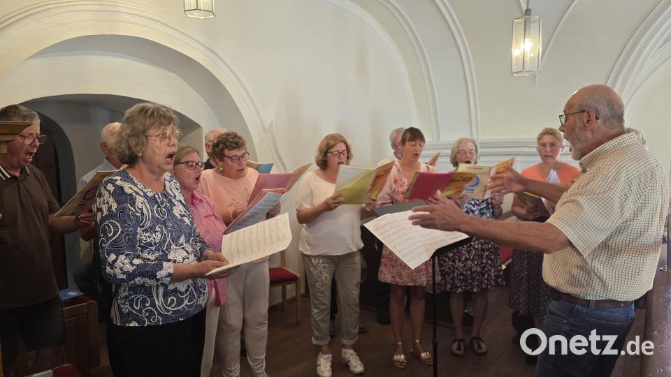 Der Kirchenchor aus Ursulapoppenricht gestaltete unter der Leitung von Ludwig Wendl den Seniorengottesdienst wieder sehr feierlich. Bild: swo