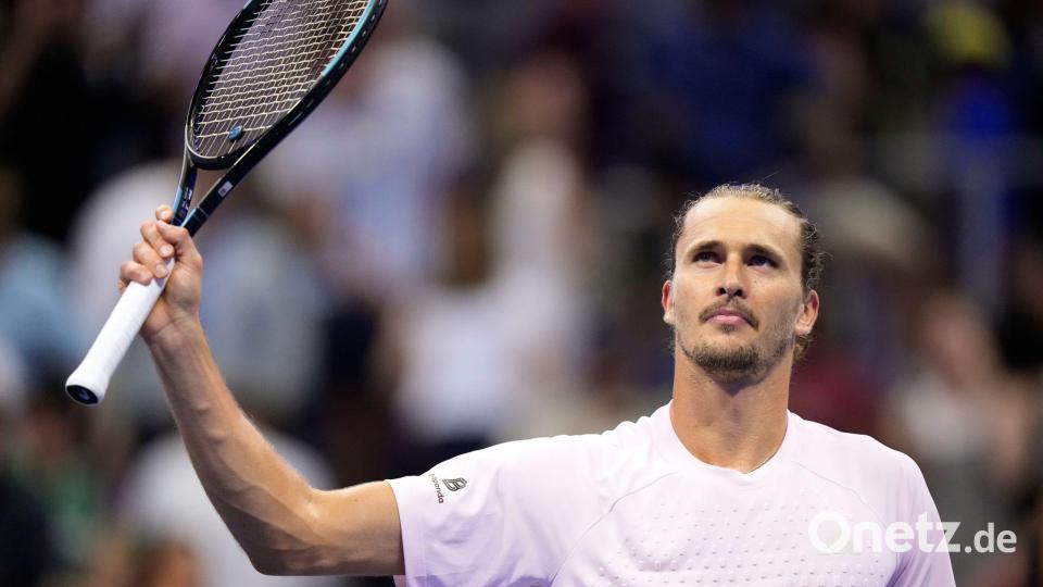 Alexander Zverev winkt nach seinem Sieg ins Publikum. Bild: Frank Franklin II/AP/dpa