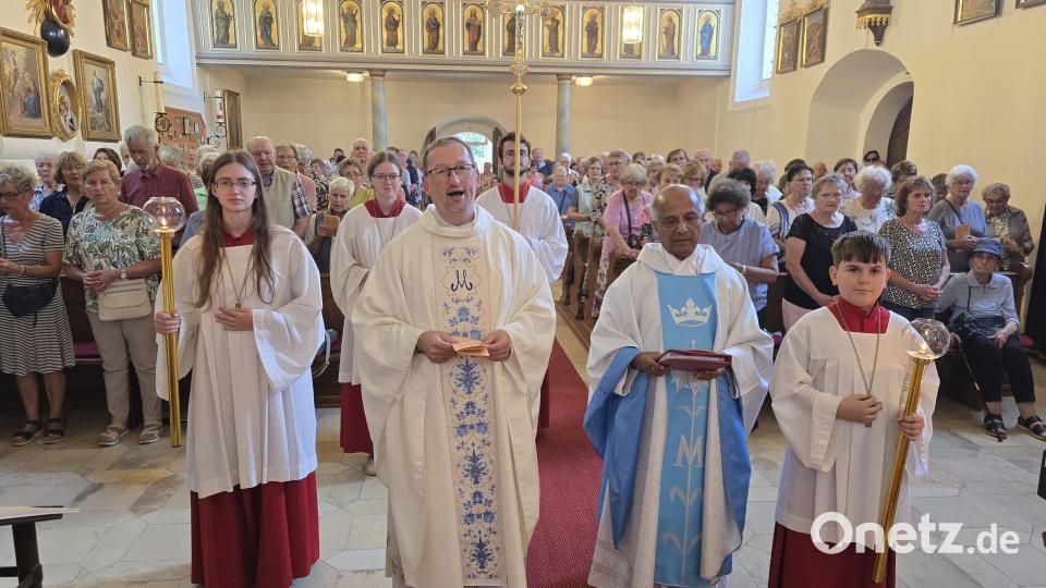 Pfarrvikar Christian Preitschaft und Pfarrer Joseph Madathiparampil feierten mit zahlreichen Gläubigen, die sich um und in der Kirche versammelt hatten, den Seniorengottesdienst. Bild: swo