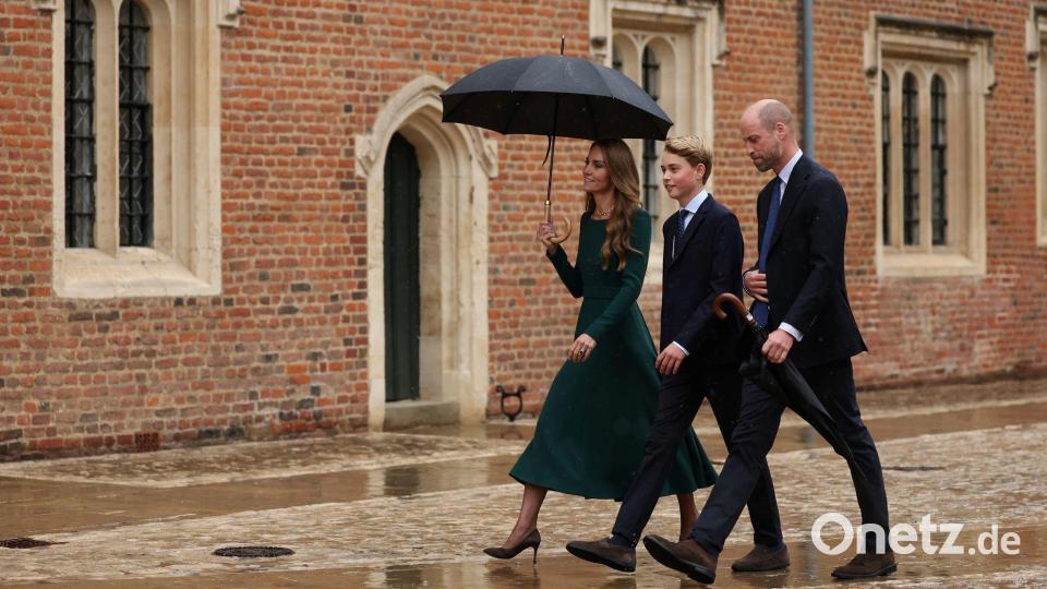 Flankiert wurde der 13-Jährige von seinen Eltern Prinzessin Kate (links) und Prinz William (rechts). Bild: Adrian Dennis/PA Wire/dpa