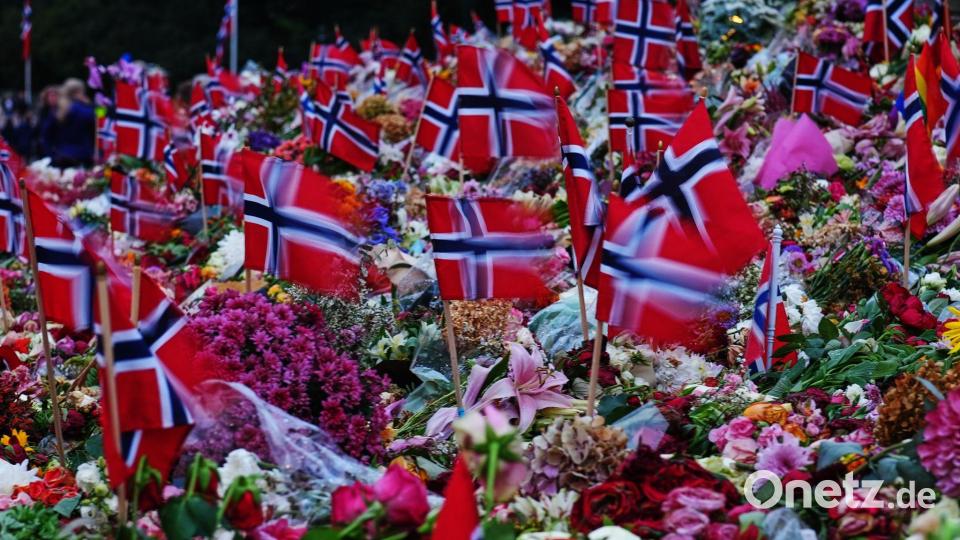 Ein Blumenmeer auf dem Schlossplatz zeugt von der Trauer um den beliebten Monarchen. Bild: Markus Schreiber/AP/dpa