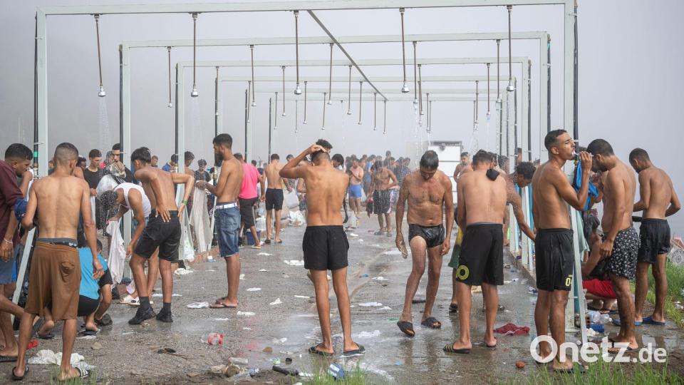 Duschen am Trampolin Beach - Migranten in Ceuta Bild: Marcos Moreno/EUROPA PRESS/dpa