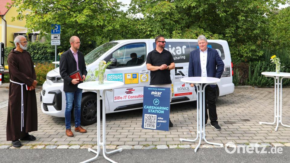 Bürgermeister Bernhard Schmidt freute sich, dass der neue Mikar-Bus einsatzbereit ist. Bild: Jochen Neumann