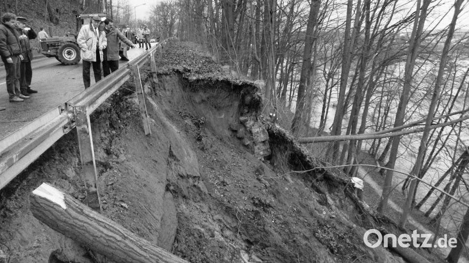 Vor 25 Jahren: Der damalige Oberbürgermeister Hans Kraus (helle Jacke) steht mit dem Leiter der Tiefbauabteilung, Josef Huber, am 23. Dezember 1993 an der Abbruchstelle der Fronberger Straße. Bild: Gerhard Götz