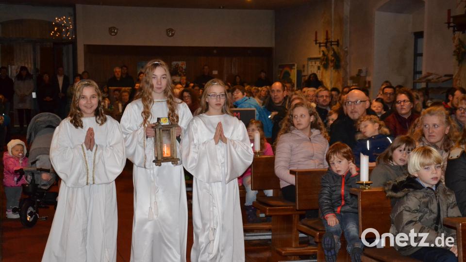 Die drei Engel Katharina Kellermann, Luzia und Katharina Stefinger (von links) tragen das Friedenslicht zum Altar. Bild: gi