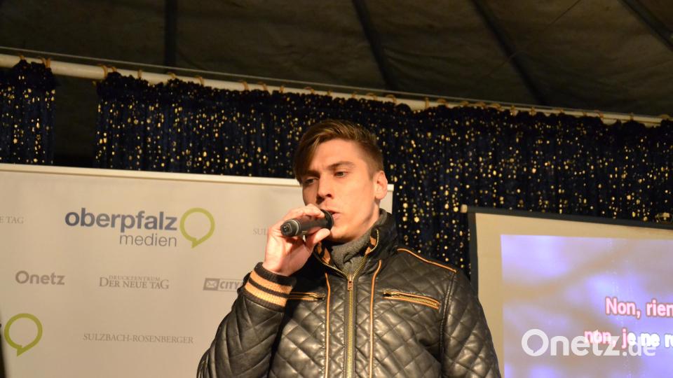 Karaoke am Weihnachtsmarkt begeistert Sänger und Zuhörer in Amberg und ist Kult. Bild: Enrico Hanf