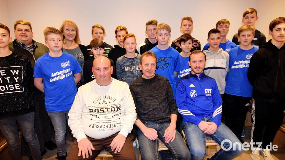 Die C-Jugend mit den beiden Bürgermeistern Dieter Dehling (Zweiter von links) und Brigitte Bachmann (Vierter von links) sowie Trainer Armin Gräml (sitzend, links), Betreuer Siegfried Heldrich (sitzend, Mitte) und demVorsitzenden des SV Illschwang Martin Luber (sitzend, rechts) Bild: no