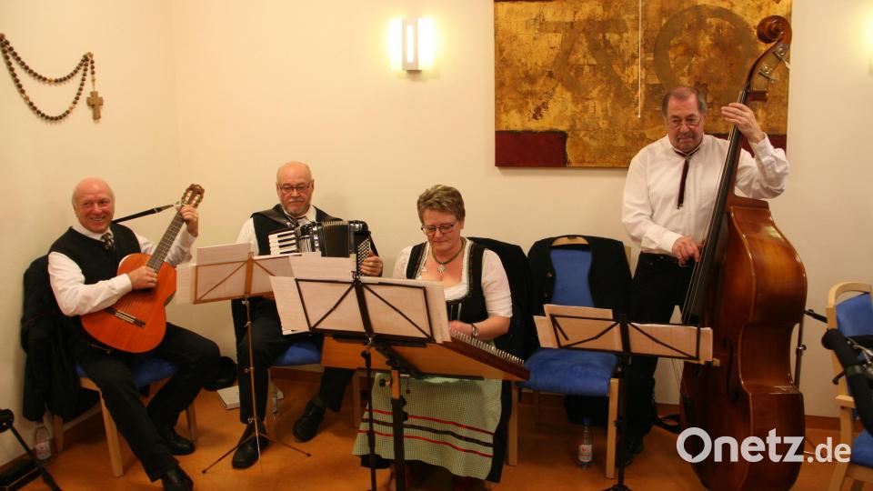 Den vorweihnachtlichen Nachmittag umrahmen (von links) Bernhard Schaumberger, Reinhard Schwarz, Petra Bannert und Karl Käß mit einem besinnlichen Melodienreigen. Bild: wro