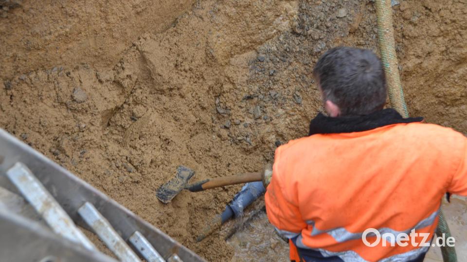 Aus der defekten Wasserleitung sprudelt das Nass nur so heraus. Manfred Bojer legte das Leck frei und Wassermeister Theo Schwägerl ersetzt das kaputte Teil. Bild: dob