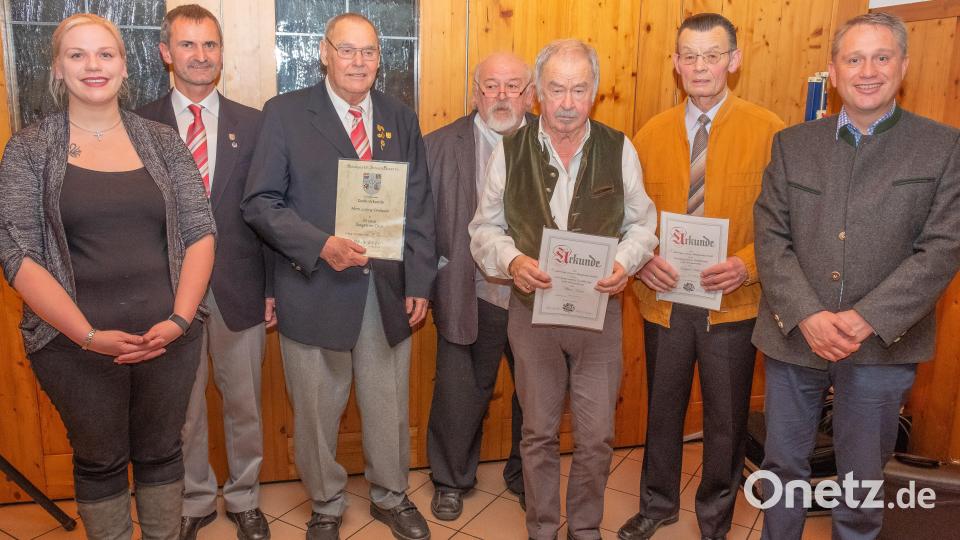 Die geehrten Mitglieder des Gesangvereins (von links): Dirigentin Saskia Krügelstein, Vorsitzender Richard Neudecker, Ludwig Donhauser, Sängergruppenvorsitzender Adolf Gassner, Albert Meier, Michael Schwab und stellvertretender Bürgermeister Herrmann Böhm. Bild: chl