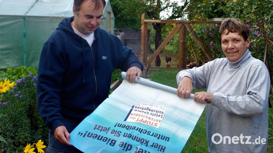 OWV-Vorsitzender Markus Müller und Karin Zielbauer, seine Stellvertreterin, können bald die Plakate für das Volksbegehren "Artenvielfalt" wieder ausrollen. Am 31. Januar beginnt in den Rathäusern die Eintragungsfrist. Bild: jml