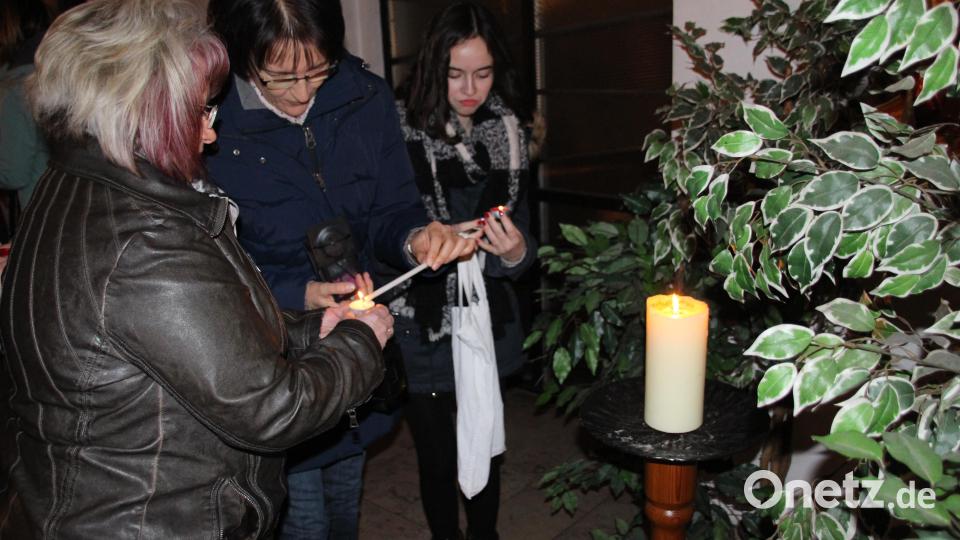 Bei der Marienfigur brennt wieder das Licht, das an der Geburtsgrotte in Betlehem entzündet wurde. Mit einer eigenen Laterne oder den bereitstehenden Kerzen kann es mit nach Hause genommen werden. Bild: bjo