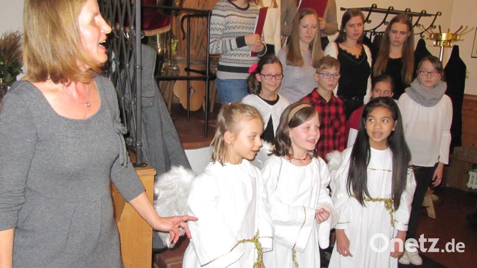 Der Jugendchor Herzwärts mit seiner Leiterin Gertrud Siegert (links) und Irina Herrmann an der Hammondorgel umrahmen die Feier mit adventlichen Liedern. Bild: fg